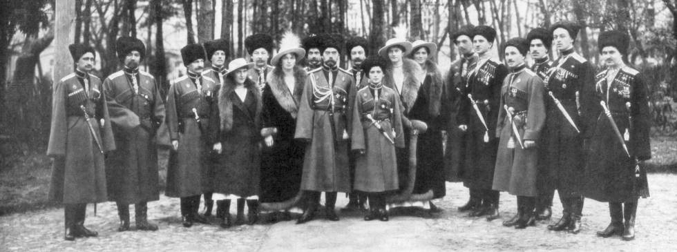 El zar Nicolás II y familia, antes de su abdicación el 2 de marzo de 1917.