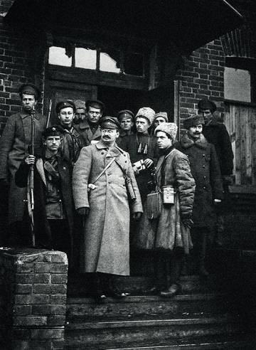 León Trotski, que dio las ordenes finales para el golpe, en una imagen con sus guardaespaldas.