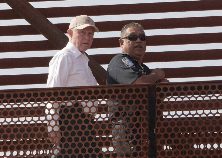 Sessions ordena juzgar a más inmigrantes, más rápido, por más delitos Sessions ordena juzgar a más inmigrantes, más rápido, por más delitos