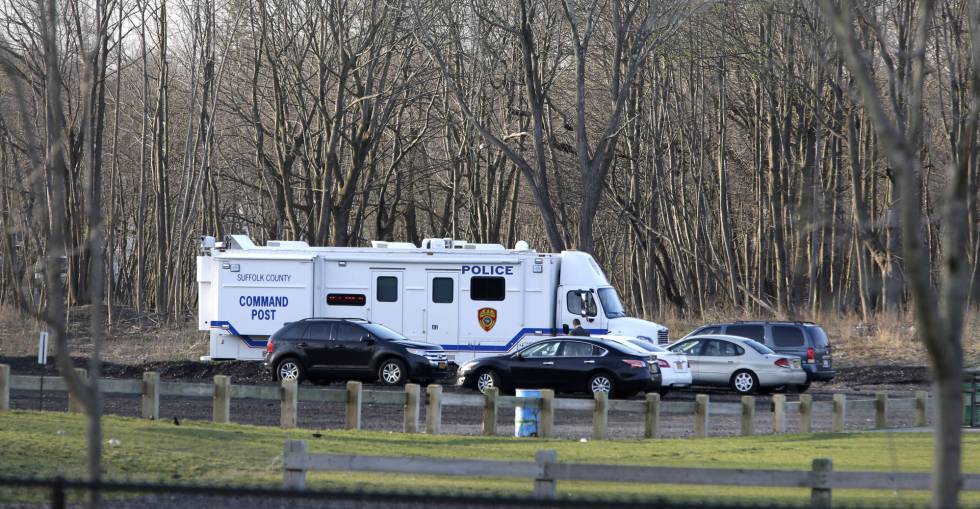 Vehículos policiales en la zona en la que fueron hallados los cadáveres en Nueva York.