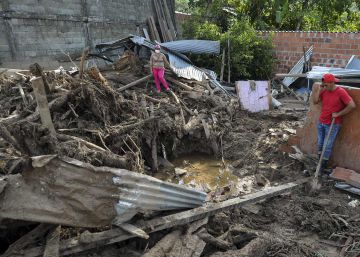 Víctimas de la avalancha en Colombia buscan por su cuenta a los desaparecidos Víctimas de la avalancha en Colombia buscan por su cuenta a los desaparecidos