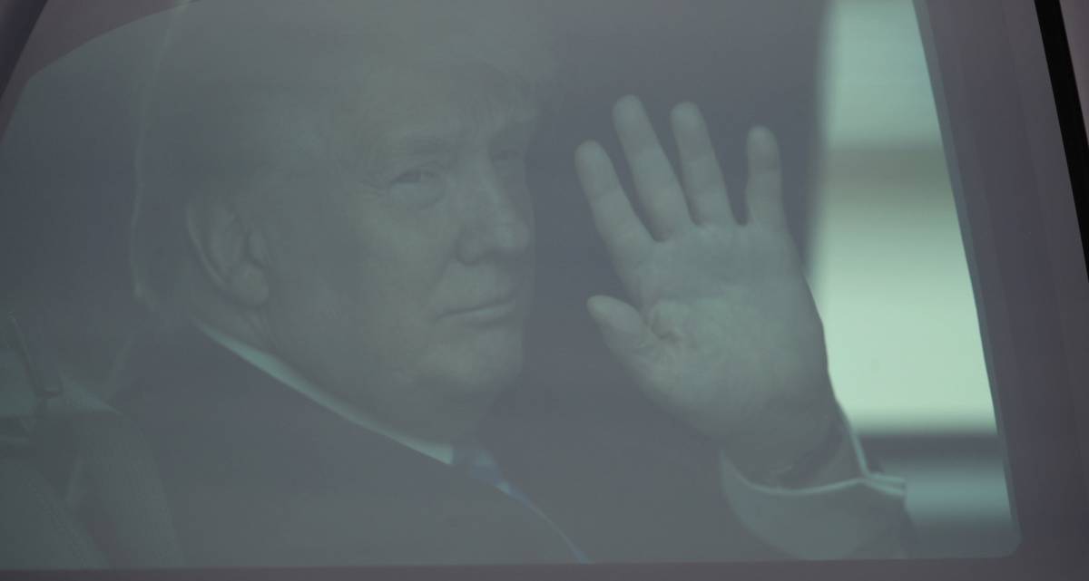 Donald Trump saluda desde su limusina al llegar a Florida este jueves.