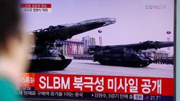 Un surcoreano ve en televisión imágenes del desfile en Pyongyang.