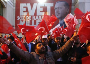Erdogan s’imposa amb un triomf mínim impugnat per l’oposició