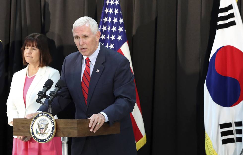 El vicepresidente, Mike Pence, este domingo en Seúl junto a su esposa.