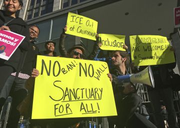 Manifestantes, el viernes en San Francisco, defienden que sea una "ciudad santuario" en inmigración