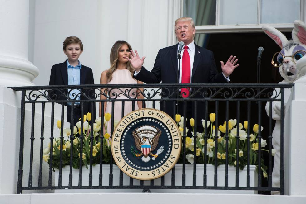Trump, este lunes, en un acto de Pascua junto a su esposa e hijo