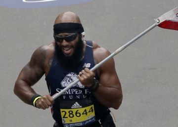 El ‘marine’ que perdió una pierna y corrió la maratón de Boston portando la bandera El ‘marine’ que perdió una pierna y corrió la maratón de Boston portando la bandera