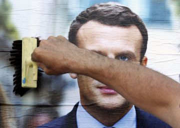 Un simpatizante pega un cartel del candidato a la presidencia francesa Emmanuel Macron, en Bayona este miércoles. rn 