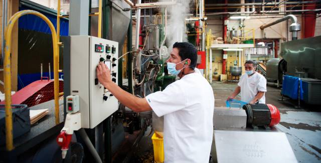Trabajadores en una fábrica.