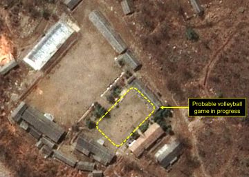 Atividade incomum em uma base nuclear norte-coreana: um jogo de voleibol Atividade incomum em uma base nuclear norte-coreana: um jogo de voleibol