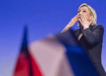 Marine Le Pen sube al escenario del mitin en Marsella, el 19 de abril