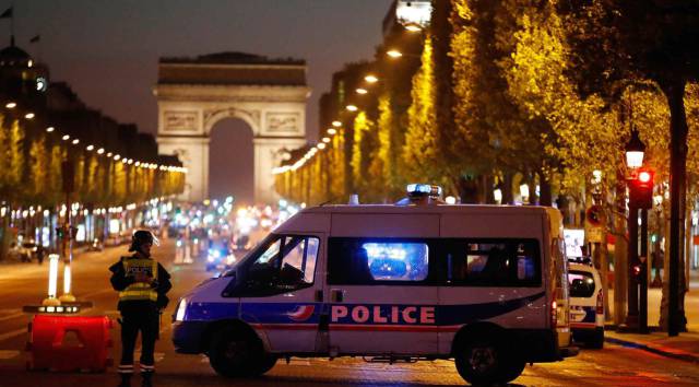La policía acordona los campos elíseos de París tras el tiroteo.