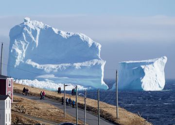 Un iceberg del tamaño de un edificio llena de turistas un pueblo de Canadá