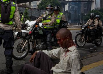 Los saqueos y protestas en el centro de Caracas elevan el clima de estallido social Los saqueos y protestas en el centro de Caracas elevan el clima de estallido social