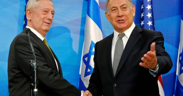 El primer ministro israelí, Benjamín Netanyahu, saluda al secretario de Defensa norteamericano, James Mattis, en su oficina de Jerusalén.