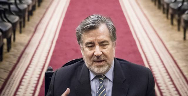  Alejandro Guillier, en la antigua sede del Congreso en Santiago. 