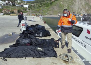 Al menos 16 migrantes muertos en un naufragio frente a la costa griega Al menos 16 migrantes muertos en un naufragio frente a la costa griega