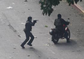 Los colectivos siembran el terror en Venezuela