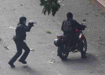 Grupos paramilitares chavistas semeiam o terror na Venezuela Grupos paramilitares chavistas semeiam o terror na Venezuela