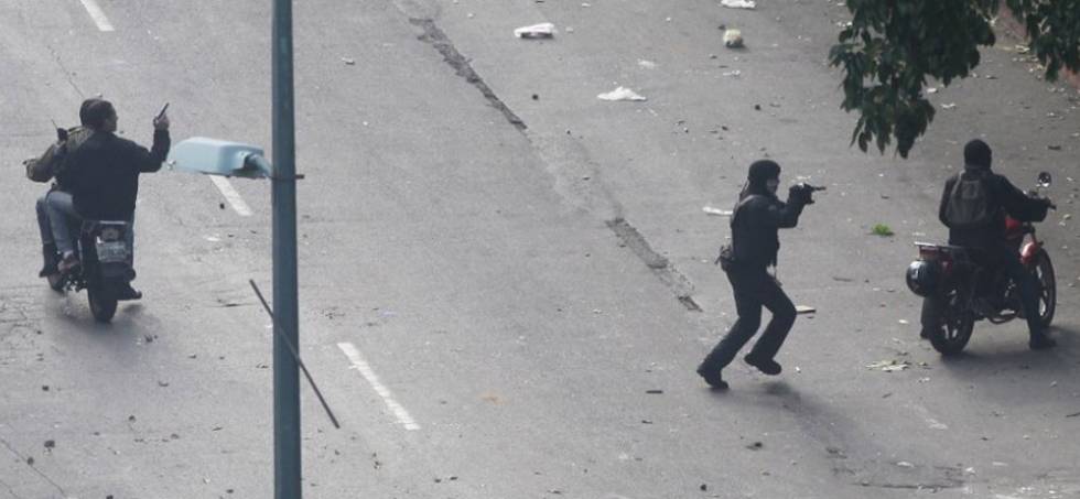 Civiles armados comienzan a apuntar contra los manifestantes.