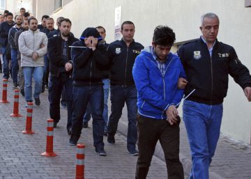 Agentes de policía escoltan los detenidos este miércoles por presuntos vínculos con el clérigo Fethullah Gulen.