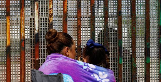 Una mujer, en Tijuana, frente a la frontera.