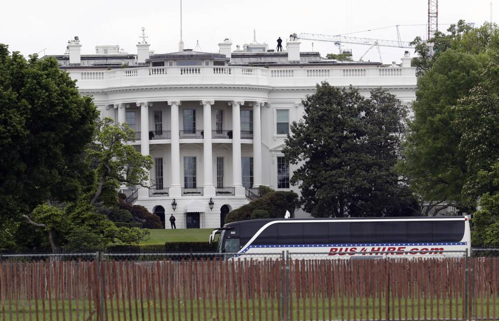 Un autobús llega este miércoles a la Casa Blanca con senadores para una inusual reunión sobre Corea del Norte
