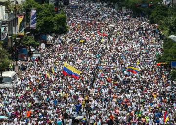 La oposición venezolana opta por la movilización permanente en la calle