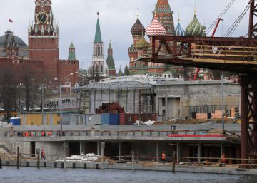 Obreros trabajan en la construcción de un parque frente al Kremlin el pasado domingo. rn 