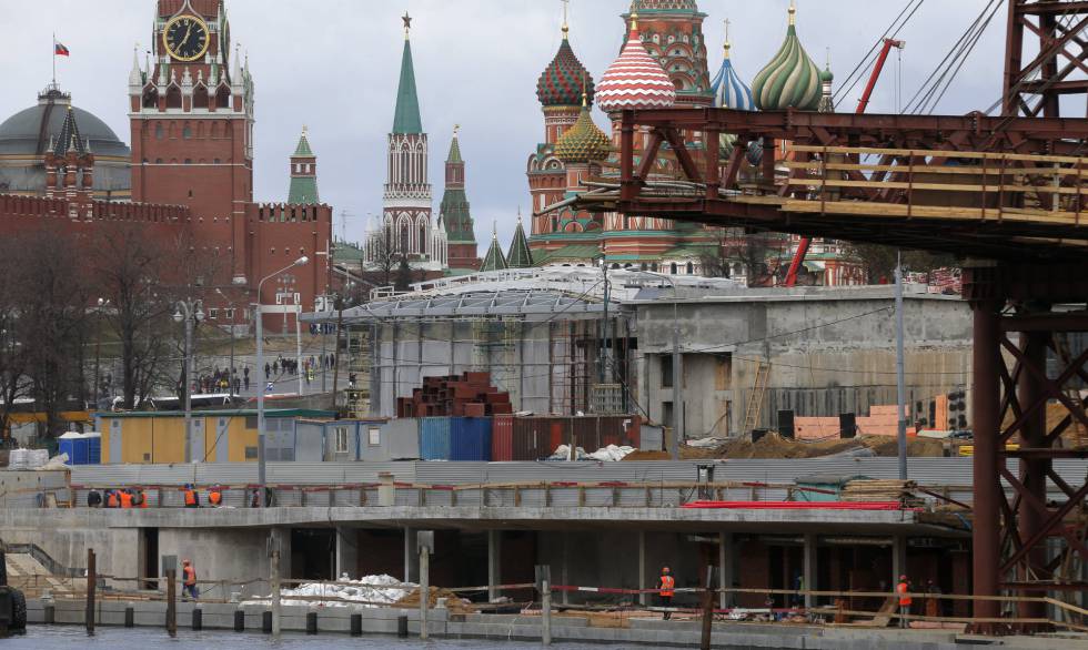 Obreros trabajan en la construcción de un parque frente al Kremlin el pasado domingo. rn