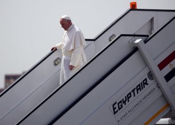 El Papa aterriza en El Cairo para arropar a los coptos ante la ofensiva yihadista El Papa aterriza en El Cairo para arropar a los coptos ante la ofensiva yihadista