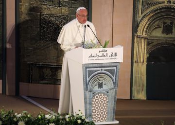 Papa no grande templo sunita: “Nenhuma violência em nome de Deus” Papa no grande templo sunita: “Nenhuma violência em nome de Deus”