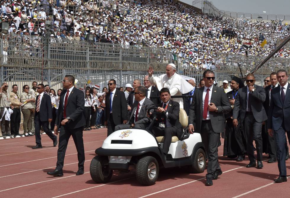 El papa Francisco, rodeado de un fuerte dispositivo de seguridad, oficia una misa en un estadio en Egipto.