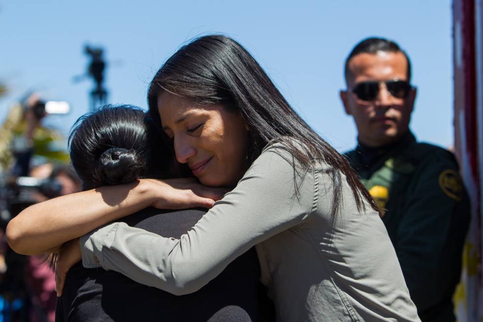Jeanette Lorenzo abraça sua mãe na fronteira, vista pelo lado mexicano.