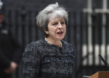Theresa May acusa UE de querer influenciar eleições britânicas Theresa May acusa UE de querer influenciar eleições britânicas