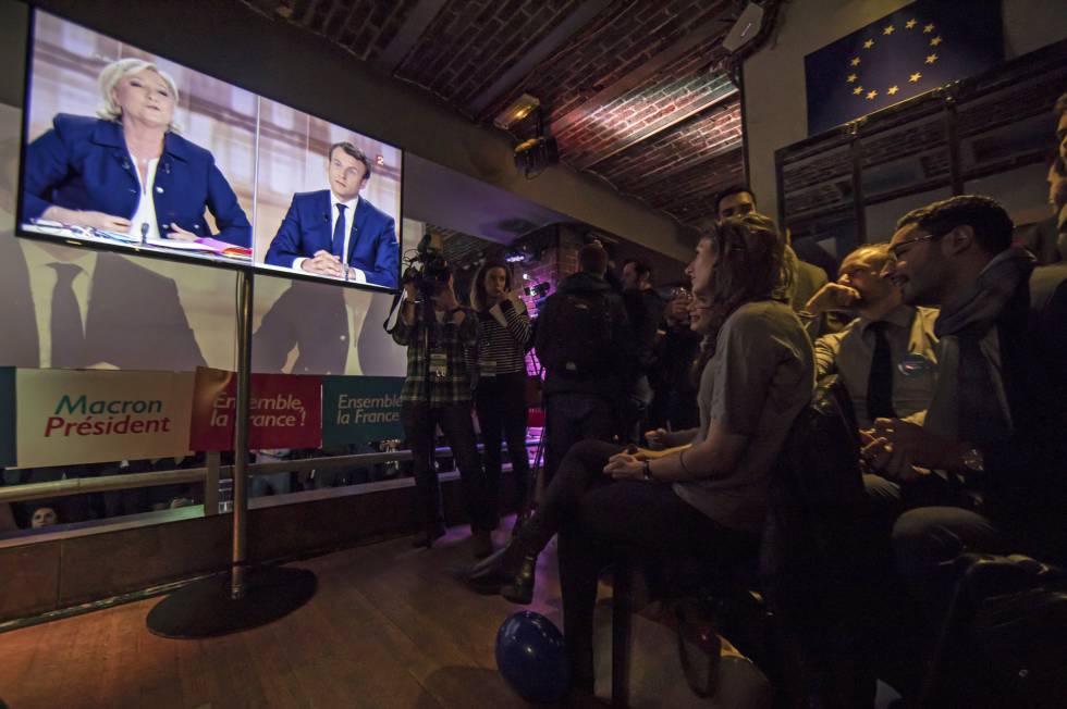 Seguidores del candidato presidencial socioliberal del movimiento En Marche !, en un bar de París