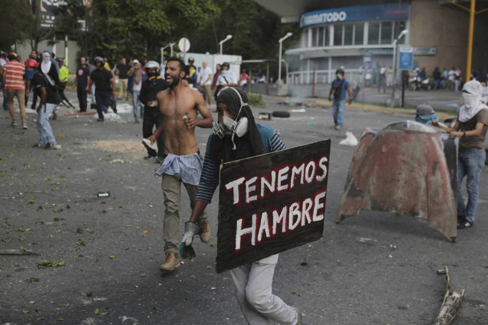 Manifestantes hoy en El Hatillo, al este de Caracas.