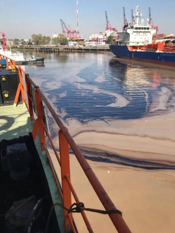 El petróleo mancha las aguas.