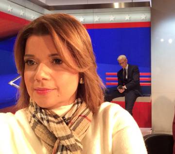 'Selfie' de Navarro con Anderson Cooper al fondo.