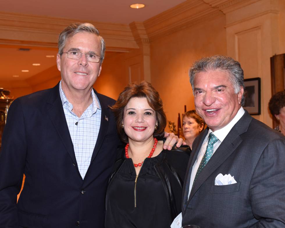 Jeb Bush (izquierda) y Alberto Cárdenas, expresidente del partido republicano en Florida, y actual pareja de Ana Navarro (en el centro).