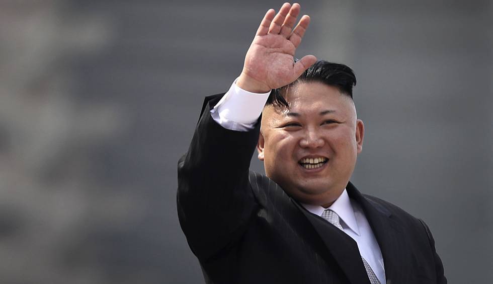 El líder de Corea del Norte, Kim Jong-un, saluda durante un desfile militar en el 105 cumpleaños de su abuelo, el fallecido Kim Il-Sung.