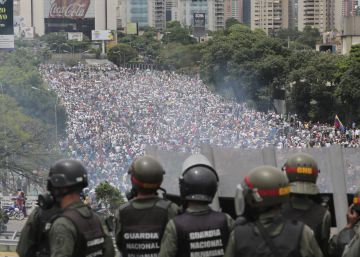 La Guardia Nacional vigila una marcha de protesta en Caracas el 3 de mayo.