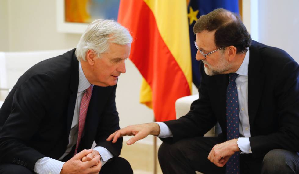 Mariano Rajoy junto a Michel Barnier, este miércoles en La Moncloa.