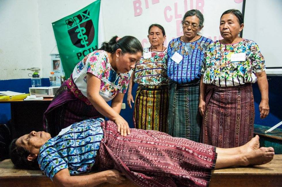 Comadronas participan en un ejercicio en Santiago, Guatemala.