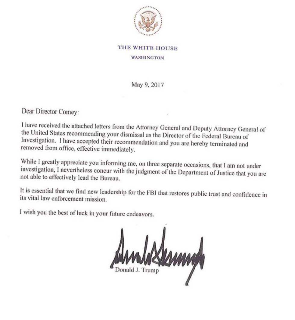 Una copia de la carta de destitución que le envió Trump a Comey.