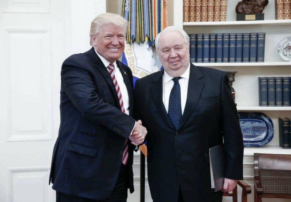 Trump posa sonriente con el polémico embajador ruso al día siguiente de despedir al jefe del FBI Trump posa sonriente con el polémico embajador ruso al día siguiente de despedir al jefe del FBI