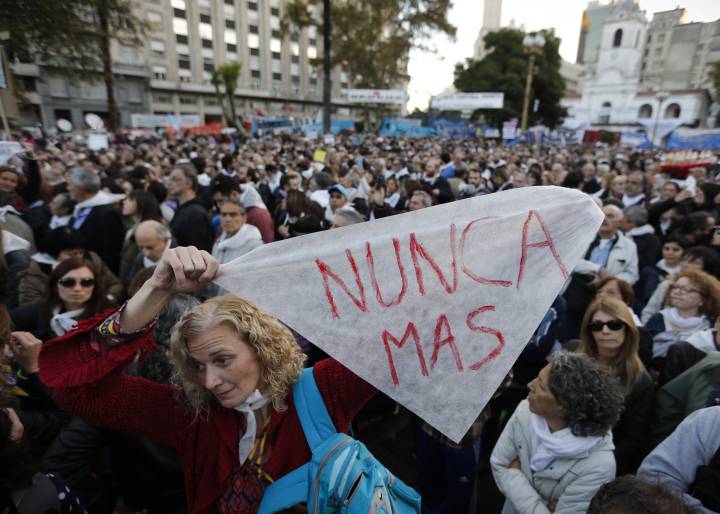 Masiva marcha en Argentina contra la sentencia favorable a los represores Masiva marcha en Argentina contra la sentencia favorable a los represores