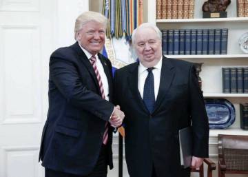 Trump posa sonriente con el polémico embajador ruso al día siguiente de despedir al jefe del FBI