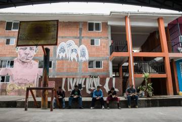 Migrantes almuerzan en un albergue de Tenosique